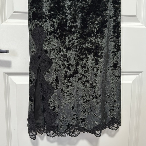 VICTORIA'S SECRET Women’s Crushed Black Velvet
Bodycon Midi Dress Lace Slit 34C - Picture 6 of 7